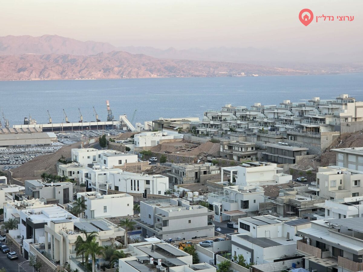 Новые жилые кварталы Эйлата на фоне Красного моря и гор
